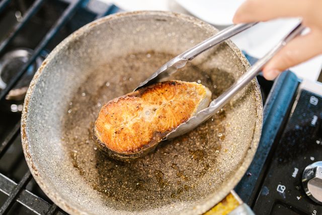 Pan-frying fish fillet in a skillet